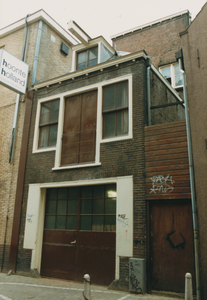 861427 Gezicht op de voorgevel van het leegstaande pakhuisje Lange Koestraat 21 in Wijk C te Utrecht, met rechts het ...
